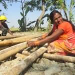 Vrouw in Nepal met bamboe