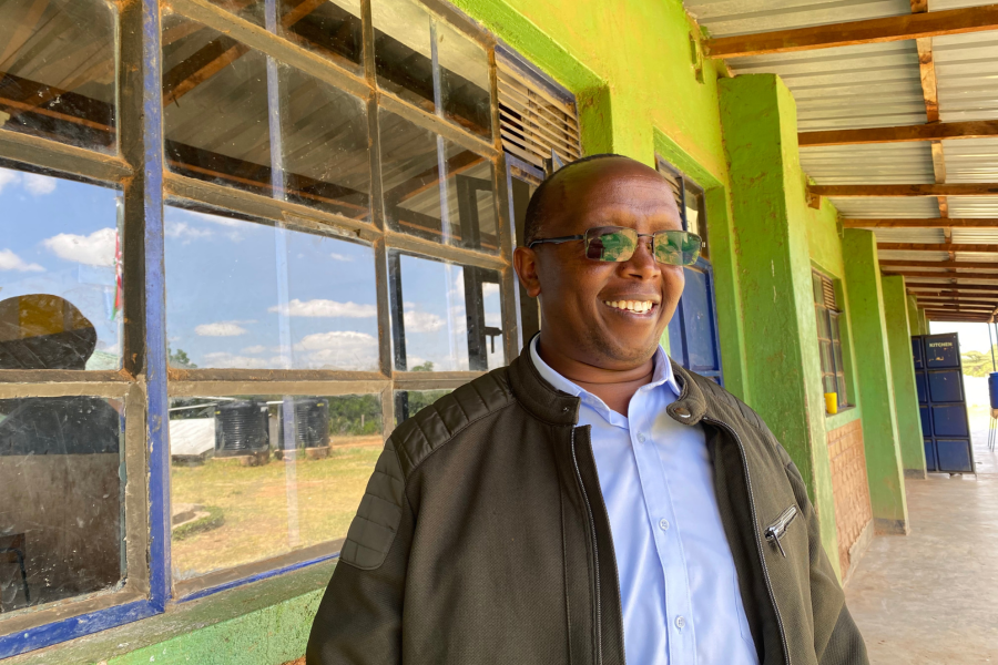 Peter, vol trots als directeur van Mukima Secondary School in Laikipia, Kenia.