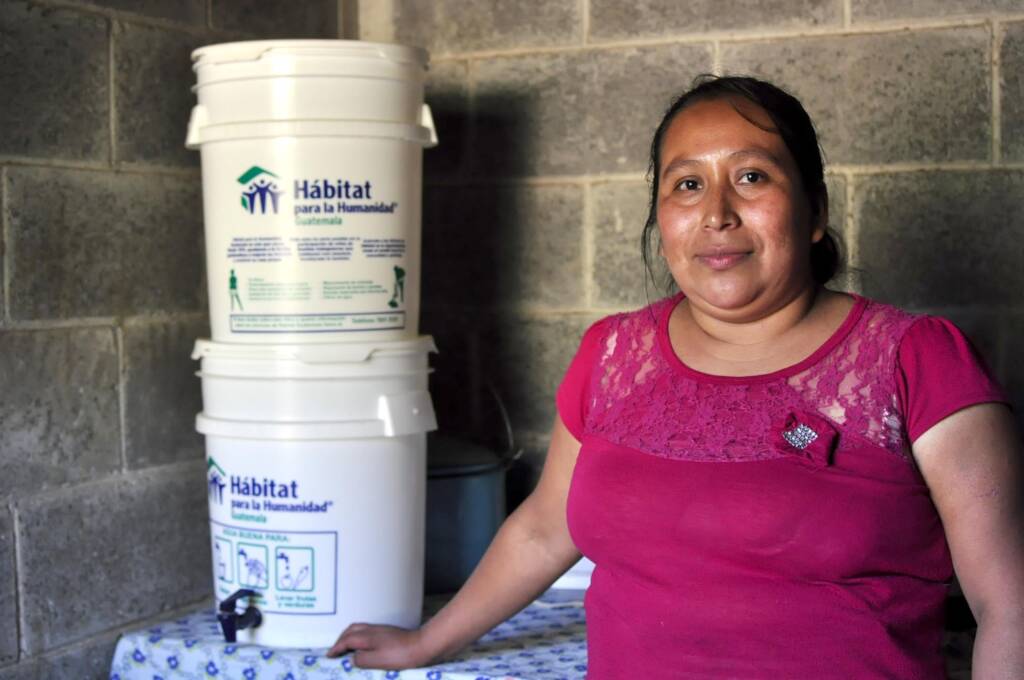 Vrouw in Guatemala met een waterfilter van Habitat.