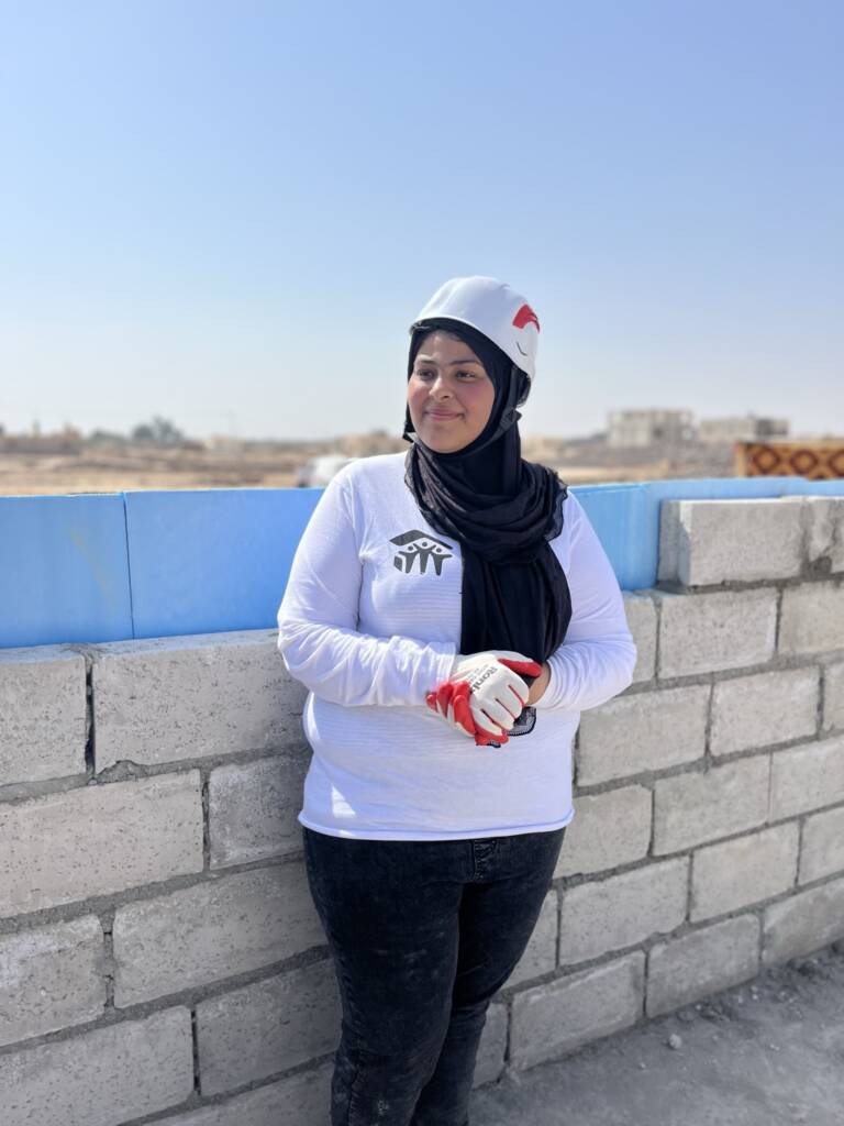 Vrouw in Jordanië de duurzaam een huis bouwt met isolatiemateriaal.