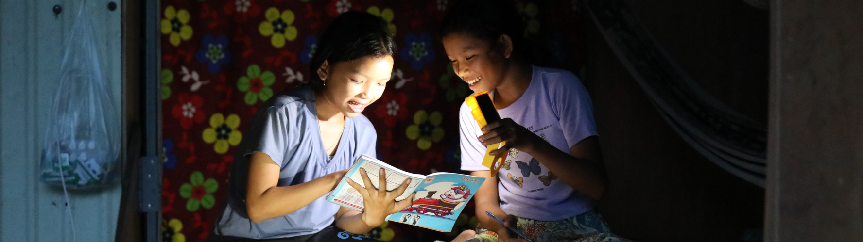 Twee kinderen met een duurzaame zaklamp