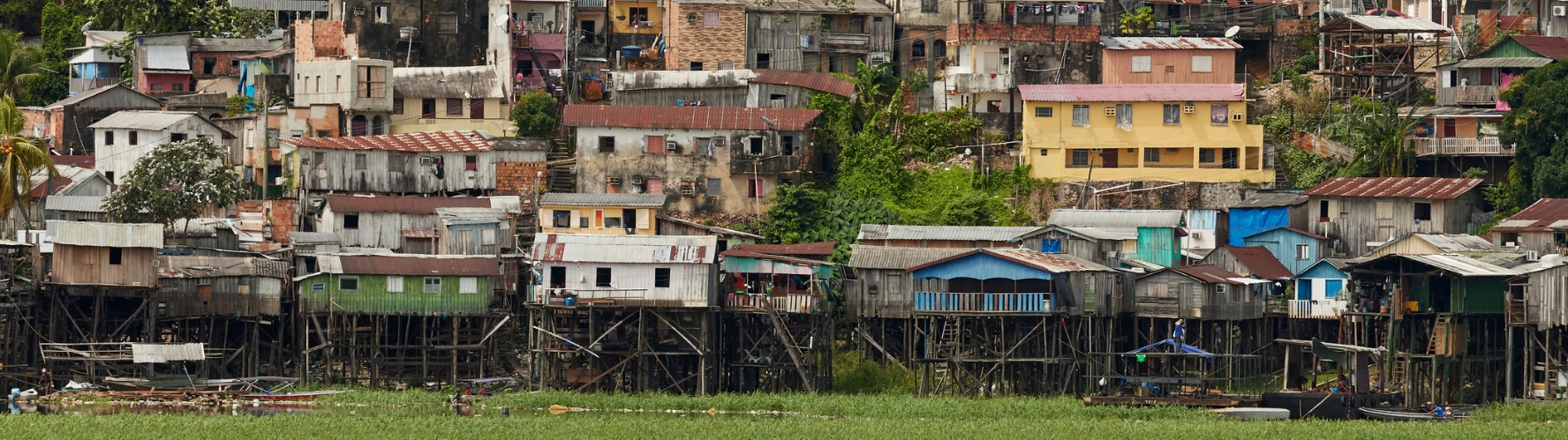 Sloppenwijken zoals deze in Brazilië zullen extra onder druk komen te staan door klimaatmigratie.