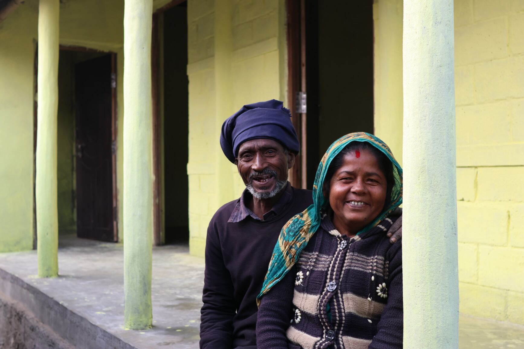 Jatru en zijn vrouw Jhaalo voor hun nieuwe huis in Nepal